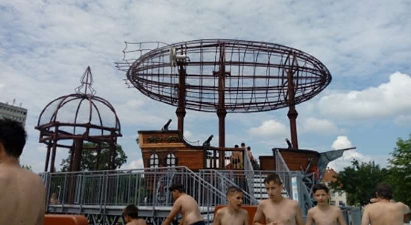 Debrecen új strandja, az ikonikus léghajóval Debrecen új strandja, az ikonikus léghajóval, részlet a léghajóból